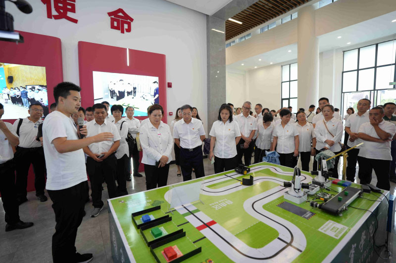 参观宜宾学院临港校区_副本.jpg